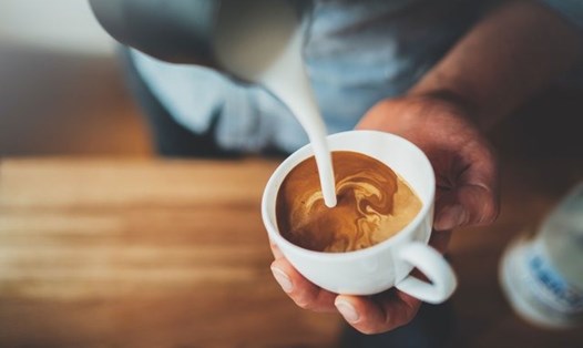 Pha nhiều sữa đặc với cà phê có thể làm tăng lượng chất béo trong cơ thể. Ảnh: AFP