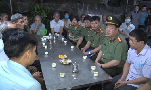 Đoàn đại biểu do Đại tá Nguyễn Quốc Hùng, Giám đốc Công an tỉnh Hà Nam đến thăm hỏi, chia buồn cùng gia đình cán bộ gặp nạn. Ảnh: CAHN.