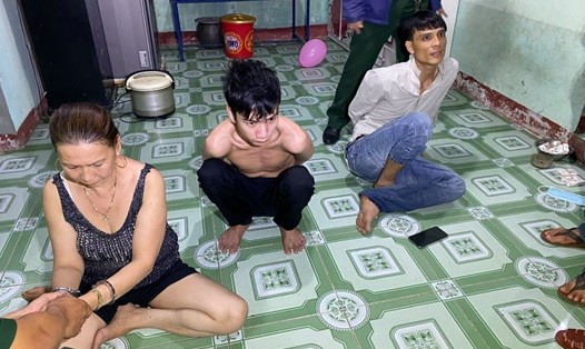 Bắt quả tang bà Lê Thị Dung và con trai Nguyễn Hùng Vĩ (cởi trần) tàng trữ ma túy đá. Ảnh: Đức Minh