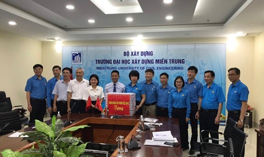 Chủ tịch Công đoàn Xây dựng Việt Nam Nguyễn Thị Thuỷ Lệ trao quà cho NLĐ trường Đại học Xây dựng miền Trung. Ảnh: Mạnh Tùng