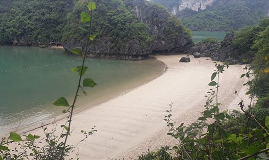 Bãi tắm hang Trinh Nữ giữa vịnh Hạ Long. Ảnh: Nguyễn Hùng