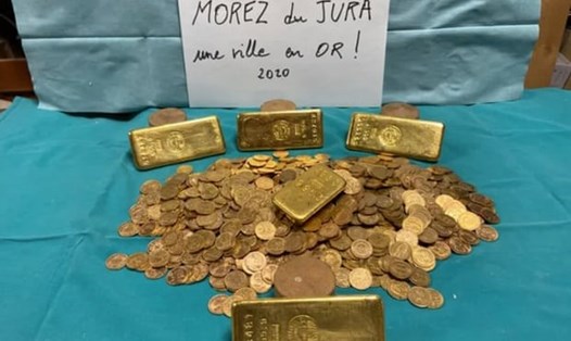 Các thỏi vàng và đồng tiền vàng được phát hiện trong ngôi nhà cũ ở Pháp. Ảnh: Hội đồng Thị trấn Morez.