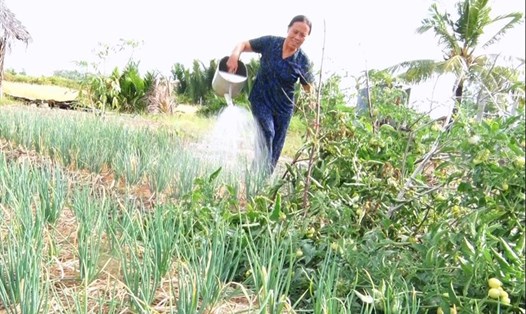 Người dân vùng hạn, mặn huyện An Minh (Kiên Giang) vui mừng khi có hồ chứa nước ngọt dẫn nước về tận nhà. Ảnh: PV