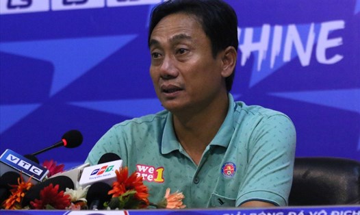 Huấn luyện viên Phùng Thanh Phương dự họp báo sau trận Sài Gòn - Hải Phòng. Ảnh: Q.A