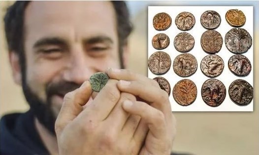 Các nhà khảo cổ học Israel khai quật được kho tiền cổ quý hiếm từ 2.000 năm trước. Ảnh: IAA