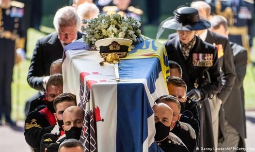 Quan tài của Hoàng thân Philip được đặt chiếc mũ Hải quân Hoàng gia, thanh kiếm và một vòng hoa. Ảnh: AFP
