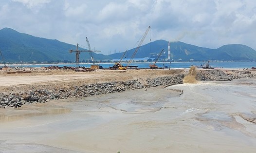Hiện nay, nhiều doanh nghiệp đang đầu tư xây dựng cầu cảng tại Cảng Vũng Áng. Ảnh: Trần Tuấn