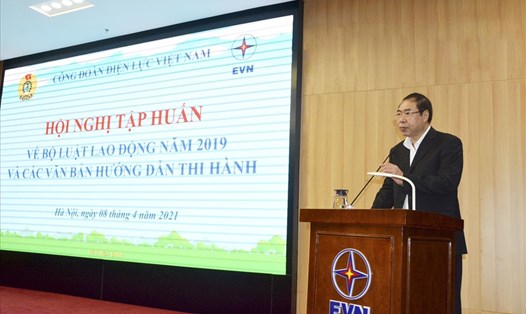 Ông Đỗ Đức Hùng - Chủ tịch Công đoàn Điện lực Việt Nam - phát biểu khai mạc Hội nghị tuyên truyền Bộ luật Lao động 2019. Ảnh: CĐĐL