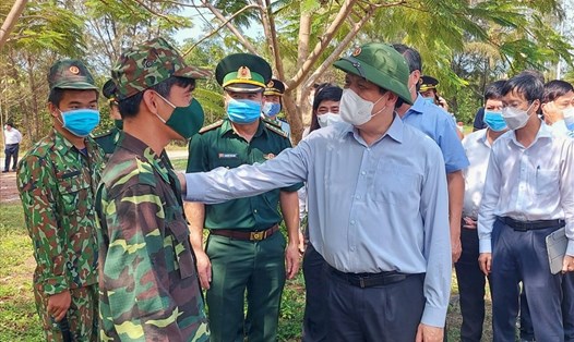 Bộ trưởng Bộ Y tế Nguyễn Thanh Long cùng đoàn công tác của Bộ Y tế kiểm tra thực tế và thăm các lực lượng làm nhiệm vụ phòng chống dịch COVID-19 ở thành phố Hà Tiên (Kiên Giang). Ảnh: PV