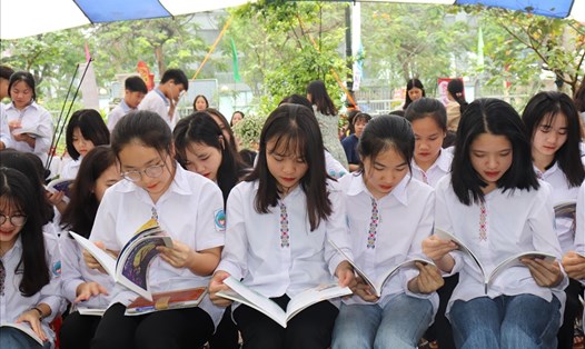 Đông đảo học sinh trường Dân tộc nội trú Nghệ An đến tham dự hội sách. Ảnh: Quỳnh Trang