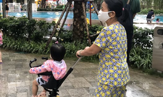 Bà Lê Thị H. (67 tuổi, quê ở Thanh Hoá), hiện đang sống cùng con trai út ở Hà Nội. Ảnh: M.Hương