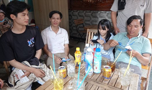 Thầy giáo Phạm Văn Vĩ (áo trắng) mua vé, bao toàn bộ chi phí ăn uống, đi lại để các học trò xem Công Phượng thi đấu. Ảnh: Nguyễn Đăng.