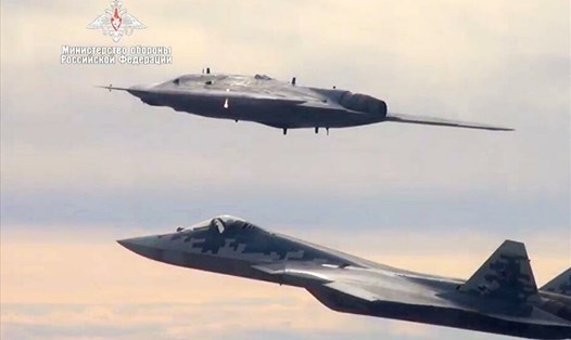 Máy bay tấn công không người lái Okhotnik của Nga thực hiện chuyến bay chung với Su-57. Ảnh: Bộ Quốc phòng Nga