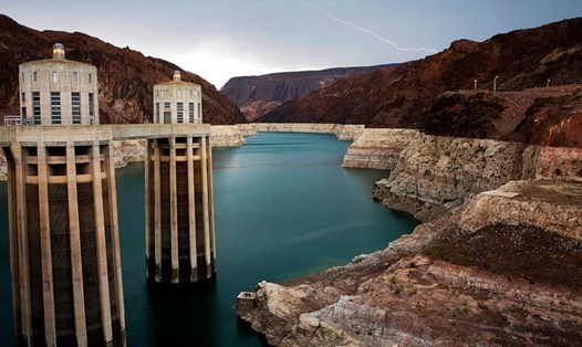 Mỹ dự báo mực nước hồ Mead tại đập thủy điện Hoover sẽ xuống mức thấp kỷ lục. Ảnh: AFP