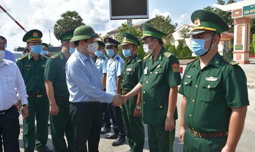 Bộ trưởng Bộ Y tế Nguyễn Thanh Long thăm và động viên các chiến sĩ tuyến đầu chống dịch tại Hà Tiên. Ảnh: Bộ Y tế