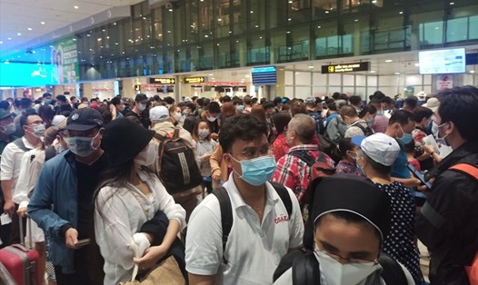 Hàng nghìn khách chen nhau chờ xếp hàng ở khu vực soi chiếu an ninh, sân bay Tân Sơn Nhất. Ảnh: Chân Phúc