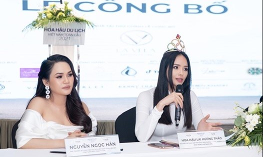 Hoa hậu Lại Hương Thảo (bên phải) đến với cuộc thi với vai trò thành viên ban giám khảo. Ảnh: CTCC.