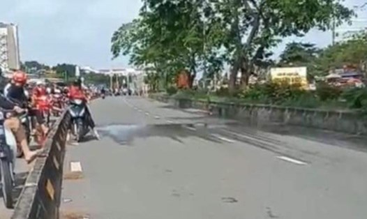 Nhóm thanh niên tự ý chặn đoạn đường Nguyễn Văn Linh để tụ tập đua xe trái phép. Ảnh: cắt clip
