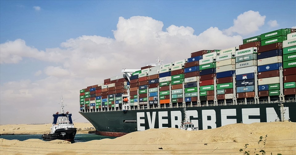 Cận cảnh hư hại của siêu tàu Ever Given sau khi mắc kẹt ở Suez