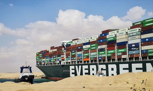 Tàu Ever Given của hãng Evergreen mắc kẹt ở kênh đào Suez. Ảnh: AFP