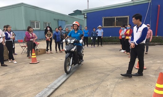 Công nhân thị xã Thái Hòa (Nghệ An) được hướng dẫn kỹ năng lái xe an toàn. Ảnh: Thùy Linh