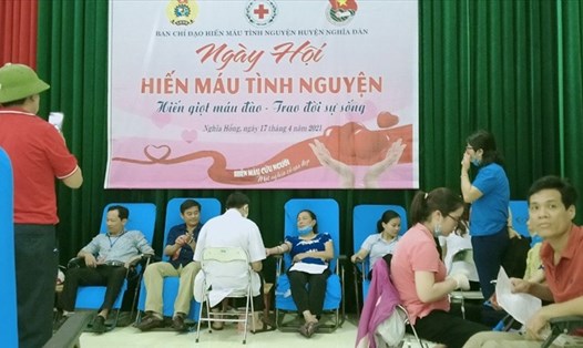 Ngày hội hiến máu ở huyện Nghĩa Đàn (Nghệ An) thu hút đông đảo đoàn viên, người lao động tham gia. Ảnh: Xuân Hiền