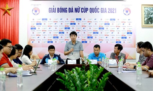 Các đội bóng trao đổi thông tin trước Giải bóng đá nữ Cúp Quốc gia 2021. Ảnh: Minh Hoàng
