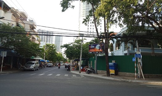Đường Trần Văn Ơn, Nha Trang là một trong những tuyến đường cấm dừng, cấm đỗ đối với tất cả các phương tiện ô tô trên 7 chỗ ngồi. Ảnh: Nhiệt Băng