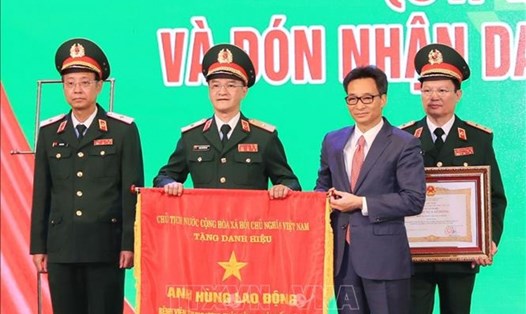 Phó Thủ tướng Vũ Đức Đam trao danh hiệu Anh hùng Lao động thời kỳ đổi mới cho Bệnh viện Trung ương Quân đội 108. Ảnh: TTXVN