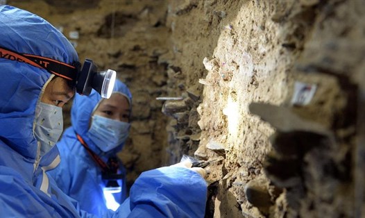 Các nhà khảo cổ Trung Quốc lấy mẫu ở hang Baishiya Karst. Ảnh: Xinhua/VCG