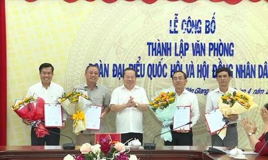 Phó Bí thư Thường trực Tỉnh ủy, Chủ tịch HĐND tỉnh Kiên Giang Mai Văn Huỳnh (giữa) chúc mừng các nhân sự vừa được bổ nhiệm. Ảnh: PV