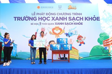 Trao tài trợ cho Trường tiểu học Thuận Thành.
