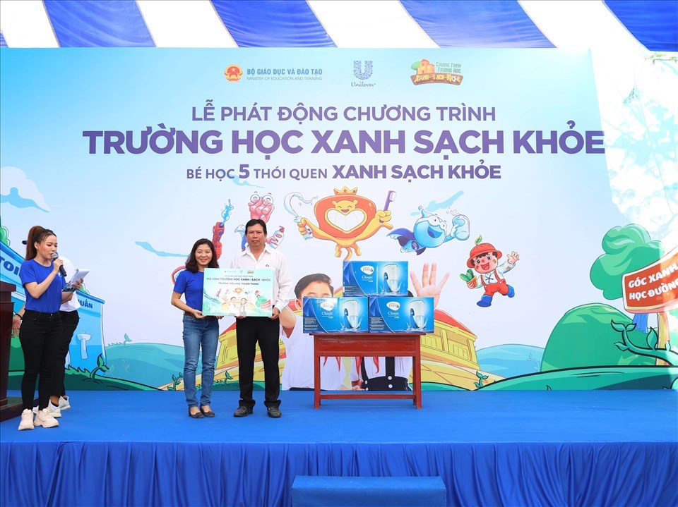 Trao tài trợ cho Trường tiểu học Thuận Thành. Trao tài trợ cho Trường tiểu học Thuận Thành.