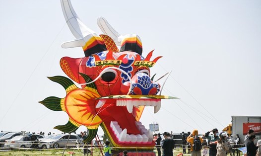 Diều hình rồng lớn nhất thế giới trong Lễ hội Diều quốc tế Duy Phường 2021 ở Trung Quốc. Ảnh: Xinhua