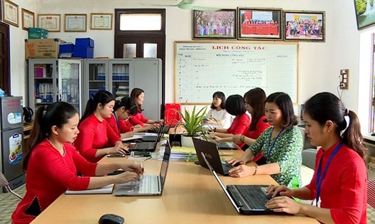 Cán bộ, đoàn viên Công đoàn Viên chức tỉnh Ninh Bình tham gia Cuộc thi trực tuyến Tìm hiểu pháp luật về bầu cử Quốc hội và Hội đồng nhân dân các cấp. Ảnh: NT