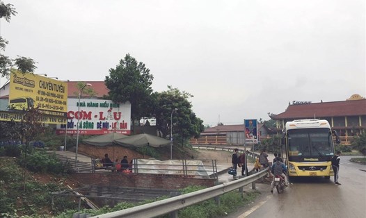 Tình trạng bát nháo xảy ra như cơm bữa tại điểm bán vé của nhà xe Hải Sơn - Hải Vân trên đường dẫn nút giao cao tốc IC14. Ảnh: Phùng Minh.