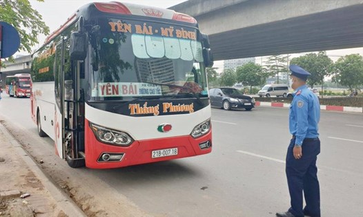 Thanh tra GTVT Hà Nội dừng xe kiểm tra quy định an toàn phương tiện xe khách. Ảnh: Đ.T