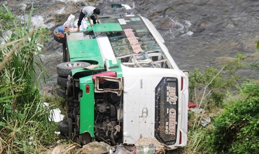 Một vụ tai nạn xe khách nghiêm trọng trên đường đèo Lò Xo (Kon Tum). Ảnh: T.A