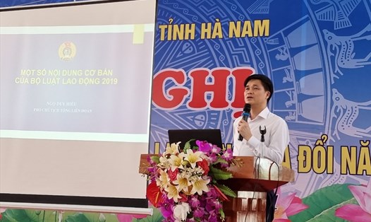 Ông Ngọ Duy Hiểu - Phó Chủ tịch Tổng Liên đoàn Lao động Việt Nam - truyền đạt các nội dung tại hội nghị. Ảnh: Phúc Lộc