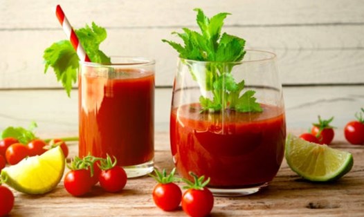 Nước ép cà chua với cần tây sẽ mang lại nhiều chất bổ dưỡng cho các thành viên trong gia đình. Ảnh: Xinhua