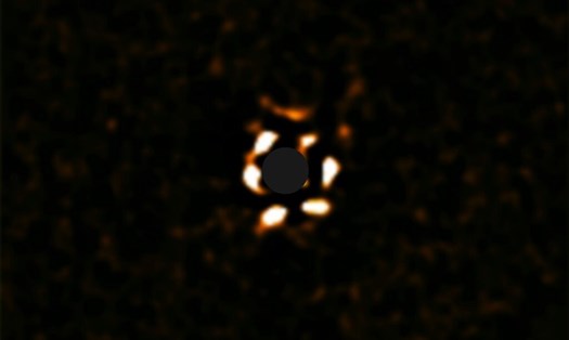 Hình ảnh trực tiếp của ngoại hành tinh YSES 2b (dưới cùng bên phải) và ngôi sao của hành tinh này (giữa). Ảnh: Cơ quan Vũ trụ Châu Âu ESO