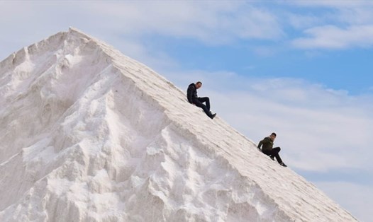 ''Ngọn núi tuyết'' làm từ muối ở thành phố  Port Fouad, Ai Cập. Ảnh:  Port Fouad city.