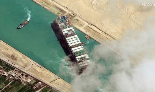 Ảnh vệ tinh tàu mắc kẹt ở kênh đào Suez. Ảnh: Maxar/AFP.