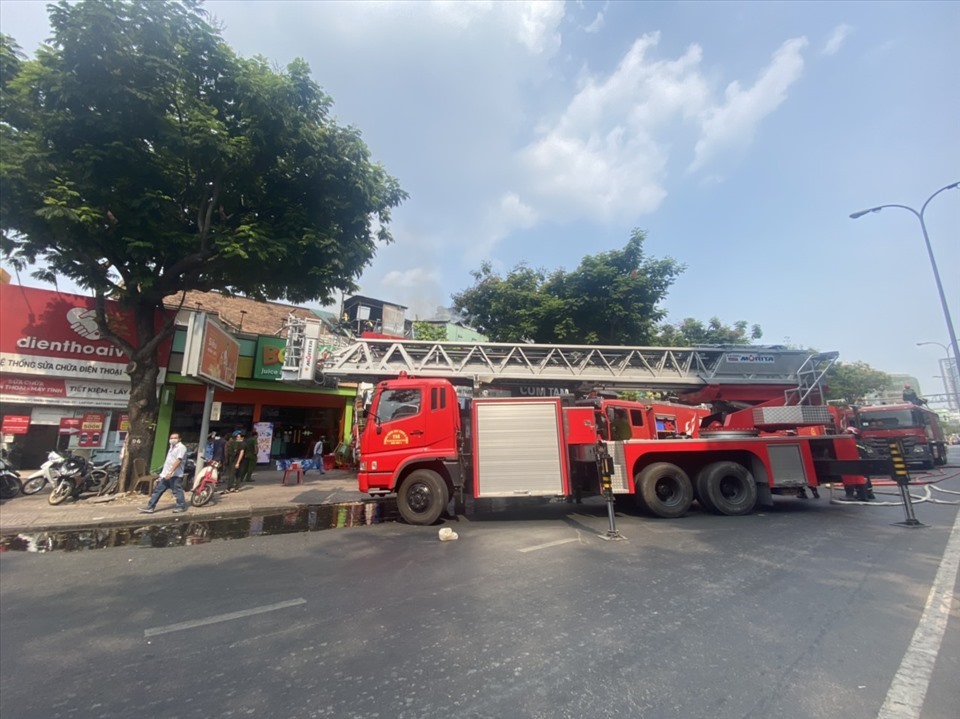 Hiện trường chữa cháy tại một nhà dân ở quận 1, TPHCM. Ảnh: Anh Tú