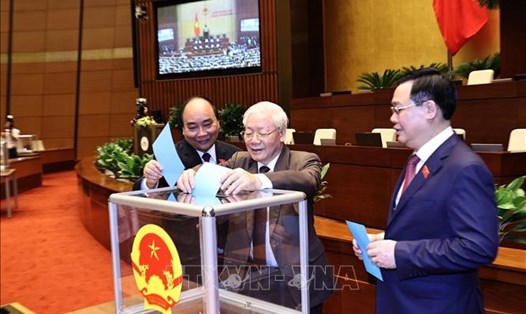 Tổng Bí thư, Chủ tịch Nước Nguyễn Phú Trọng và các lãnh đạo Đảng, Nhà nước bỏ phiếu miễn nhiệm Thủ tướng Chính phủ. Ảnh: TTXVN