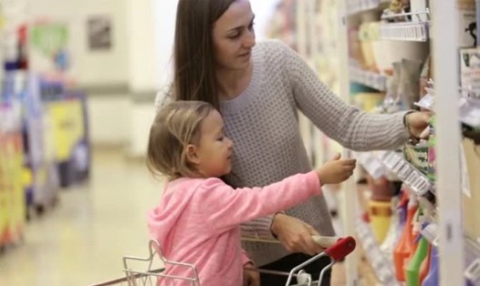 Hãy đưa trẻ đi mua sắm cùng và dạy con cách chi tiêu hợp lý. Ảnh nguồn: Xinhua.