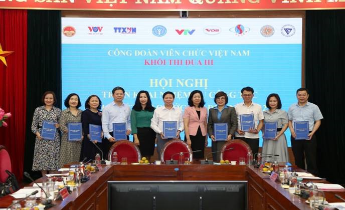 Các đơn vị trong Khối thi đua III - Công đoàn Viên chức Việt Nam đã cùng nhau ký kết giao ước thi đua năm 2021.