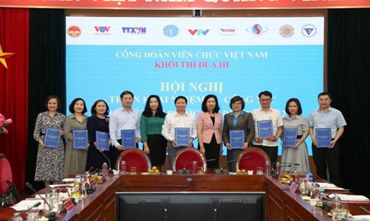 Các đơn vị trong Khối thi đua III - Công đoàn Viên chức Việt Nam đã cùng nhau ký kết giao ước thi đua năm 2021.
