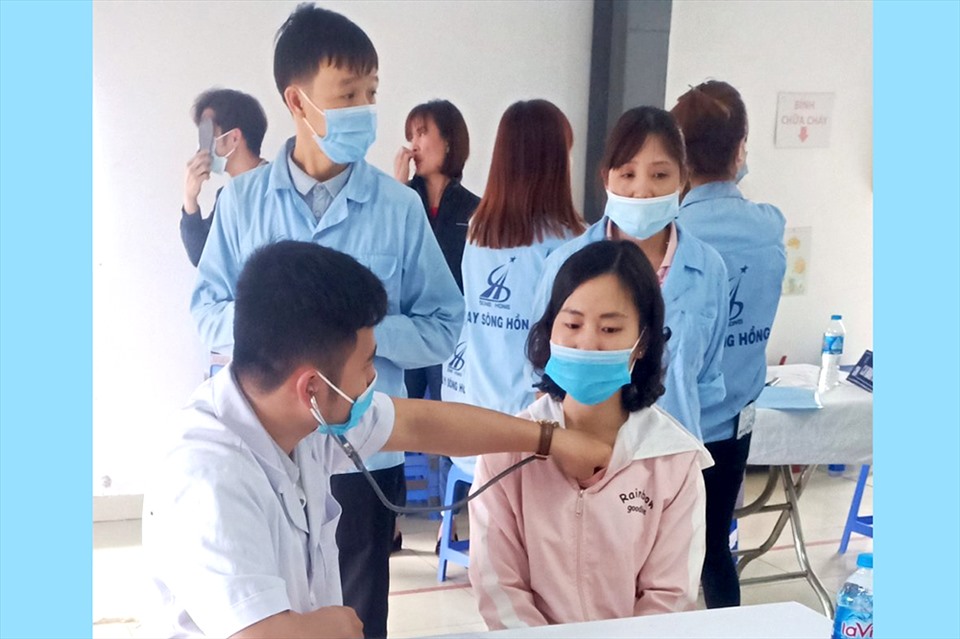 Công nhân lao động được khám sức khoẻ định kỳ. Ảnh: Vì Nghĩa