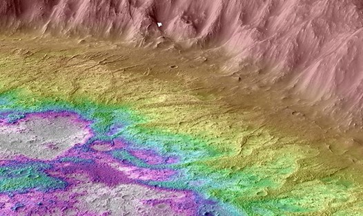 Bản đồ địa hình cho thấy các mỏm nhô lên (màu vàng đậm) và các khu vực trũng thấp nơi có nước đọng lại (màu trắng) trên miệng núi lửa ở sao Hỏa. Ảnh: NASA/Ben Boatwright.